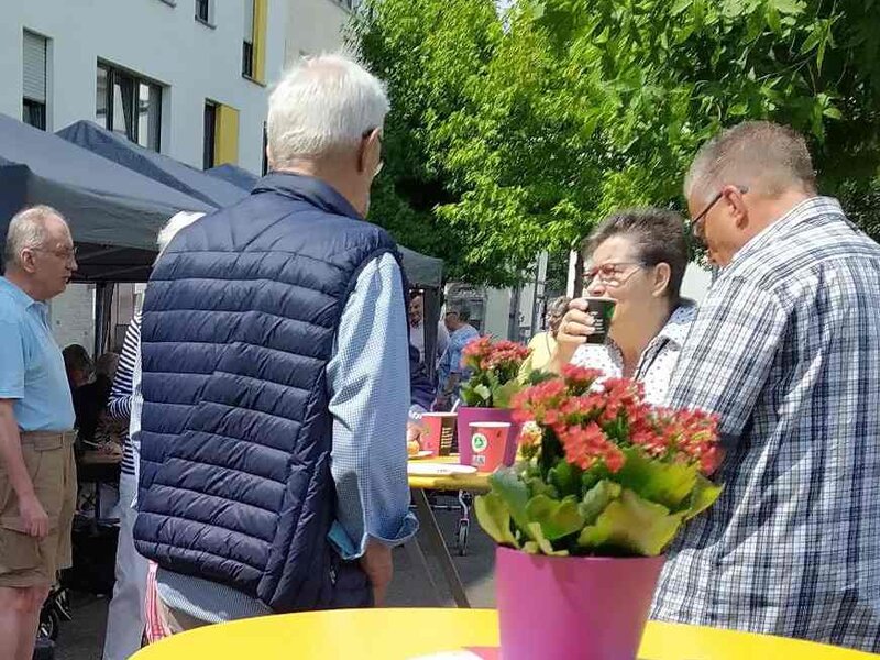 schön dekorierter Stehtisch auf dem Mieterfest